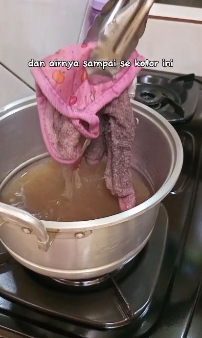 Tak perlu direndam sitrun, ibu-ibu ini punya trik cuci kain lap dekil dan hitam pakai 3 bahan dapur