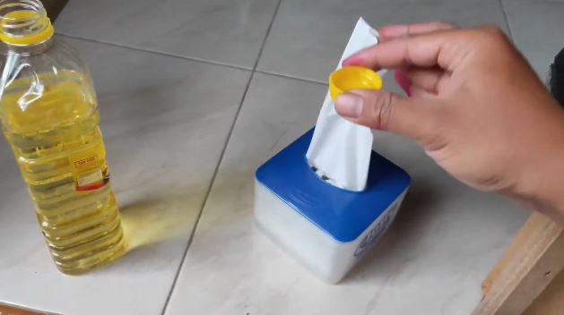 Kinclong dalam 15 menit, ini cara hilangkan noda retak di kaca speedometer motor tambah 1 bahan dapur