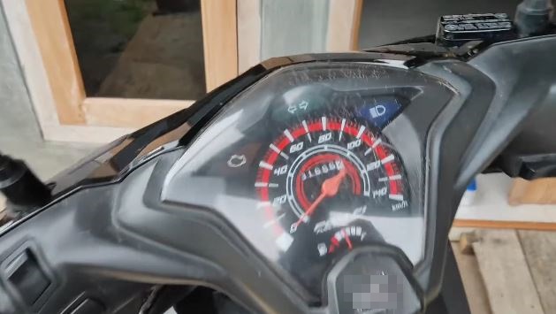 Kinclong dalam 15 menit, ini cara hilangkan noda retak di kaca speedometer motor tambah 1 bahan dapur