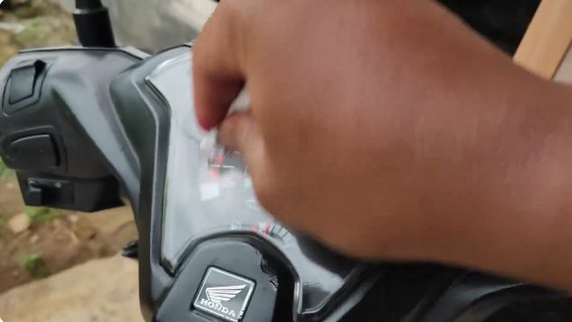 Kinclong dalam 15 menit, ini cara hilangkan noda retak di kaca speedometer motor tambah 1 bahan dapur