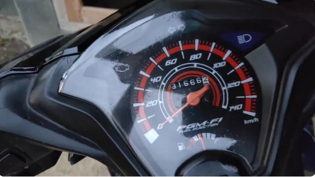 Kinclong dalam 15 menit, ini cara hilangkan noda retak di kaca speedometer motor tambah 1 bahan dapur