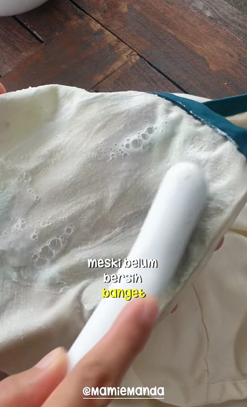 Tanpa digosok sitrun, begini trik hilangkan noda darah di baju cuma pakai 2 bahan dapur