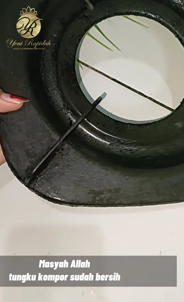 Tak perlu direndam air panas, begini trik hilangkan kerak di tungku kompor cuma pakai 3 bahan dapur