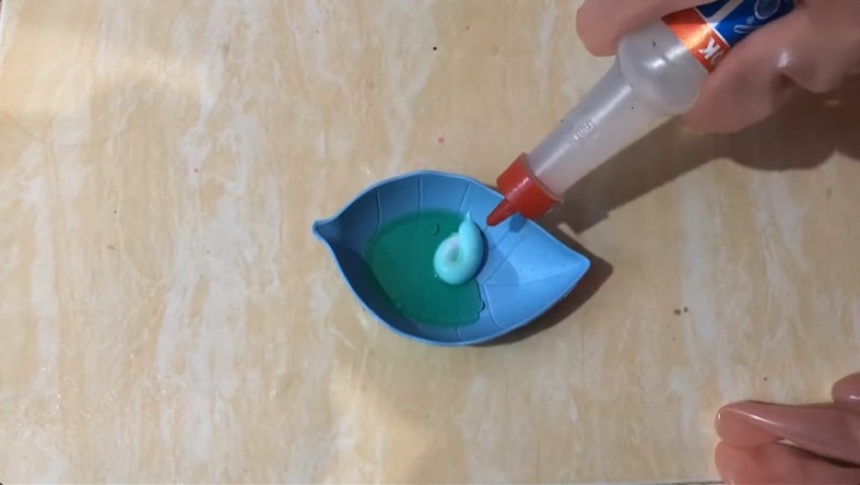 Bersih kinclong dalam 8 menit, ini trik hilangkan noda jamur penyebab cermin buram modal 2 bahan dapur