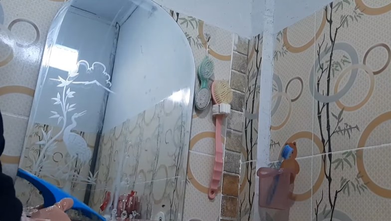 Bersih kinclong dalam 8 menit, ini trik hilangkan noda jamur penyebab cermin buram modal 2 bahan dapur