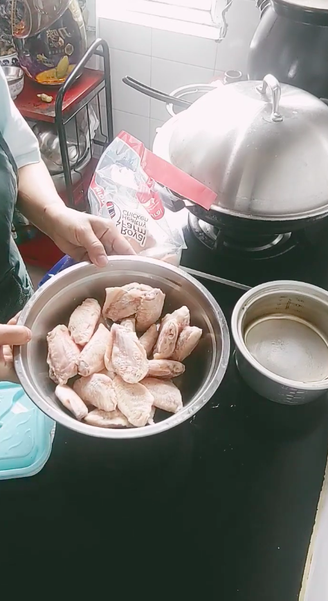 Bukan jeruk nipis, ini trik bersihkan ayam agar bersih maksimal dan bebas bau amis pakai 2 bahan dapur