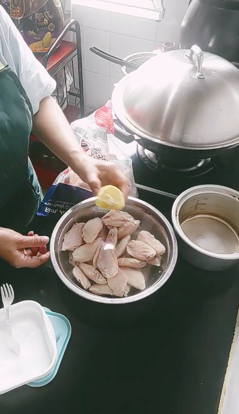 Bukan jeruk nipis, ini trik bersihkan ayam agar bersih maksimal dan bebas bau amis pakai 2 bahan dapur