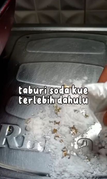 Jangan dilap tisu, ini cara bersihkan tumpahan minyak di kompor agar kesat meski tanpa ditaburi tepung