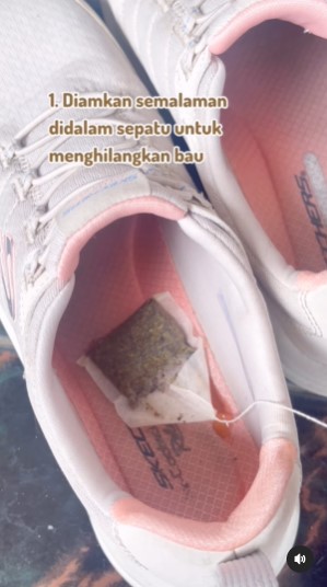 Tak perlu disemprot pewangi, ini cara hilangkan bau apek dalam sepatu cuma pakai 1 ampas dapur