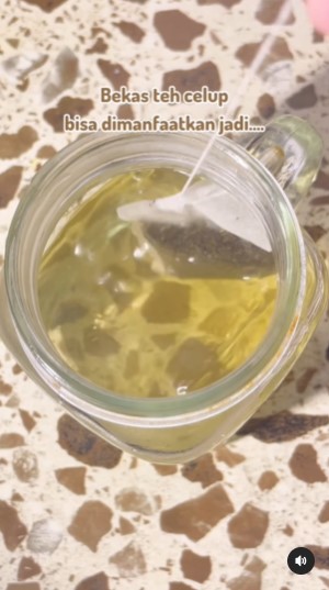 Tak perlu disemprot pewangi, ini cara hilangkan bau apek dalam sepatu cuma pakai 1 ampas dapur