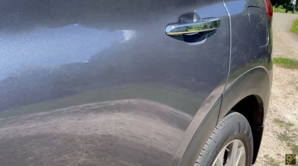 Pakai 2 bahan dapur, bapak-bapak ini punya trik hilangkan baret di bodi mobil tanpa harus ke bengkel