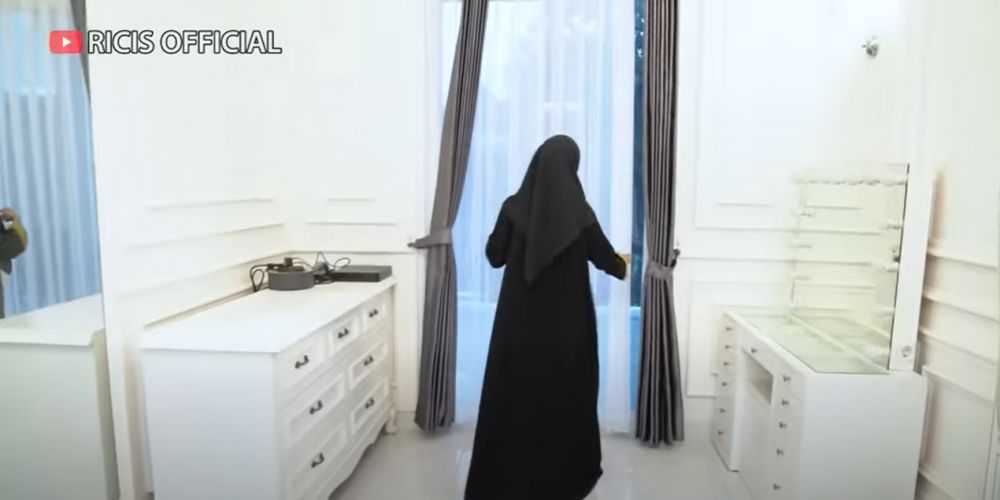 kamar tidur dr. Shindy kakak Ria Ricis © 2024 YouTube kamar tidur dr. Shindy kakak Ria Ricis © 2024 YouTube