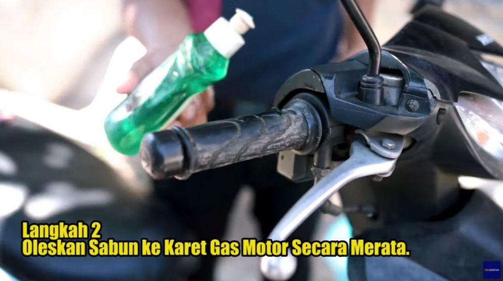 Pakai 1 bahan dapur, ini cara bersihkan karet stang motor buluk dan berkerak agar kinclong lagi