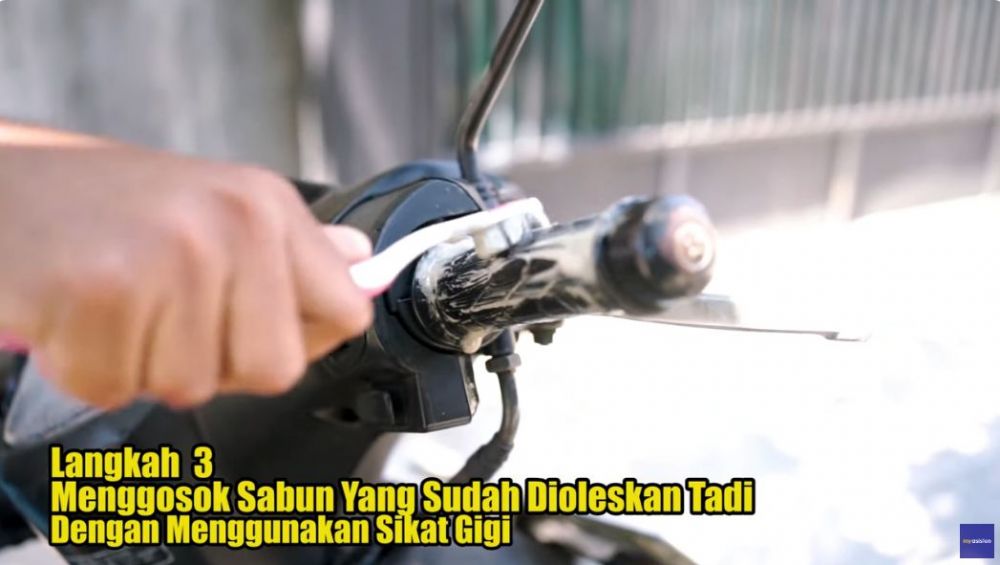 Pakai 1 bahan dapur, ini cara bersihkan karet stang motor buluk dan berkerak agar kinclong lagi