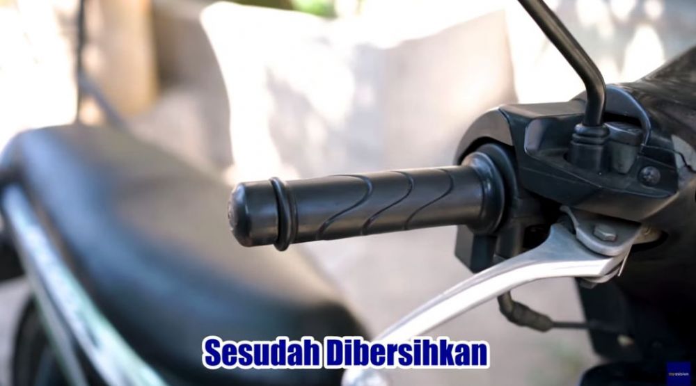 Pakai 1 bahan dapur, ini cara bersihkan karet stang motor buluk dan berkerak agar kinclong lagi