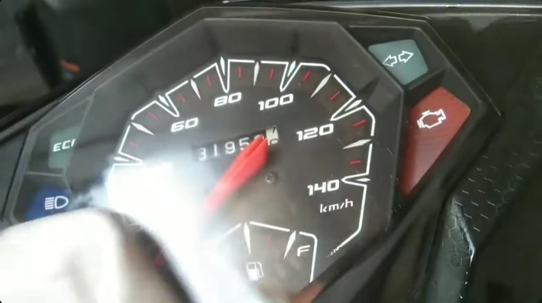 Bukan diolesi sampo, ini trik hilangkan noda retak di kaca speedometer motor cuma pakai 1 bahan dapur