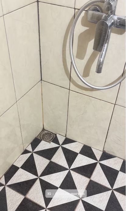 Tanpa sitrun, ini trik basmi kerak dan jamur di keramik kamar mandi cuma pakai 2 bahan dapur