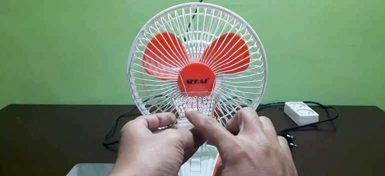 Cara bapak-bapak mengubah kipas angin jadi sedingin AC ini kreatif abis, cuma pakai 1 sampah dapur