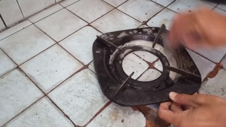 Tak direndam air panas, trik bapak-bapak bersihkan kerak tungku kompor ini cuma ditambah 2 bahan dapur