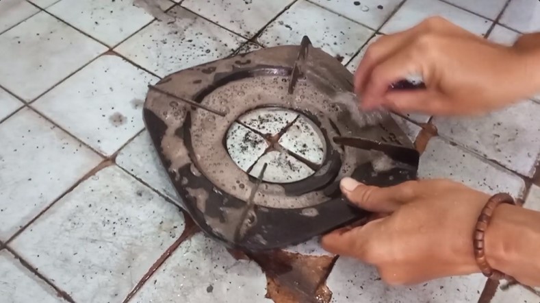 Tak direndam air panas, trik bapak-bapak bersihkan kerak tungku kompor ini cuma ditambah 2 bahan dapur