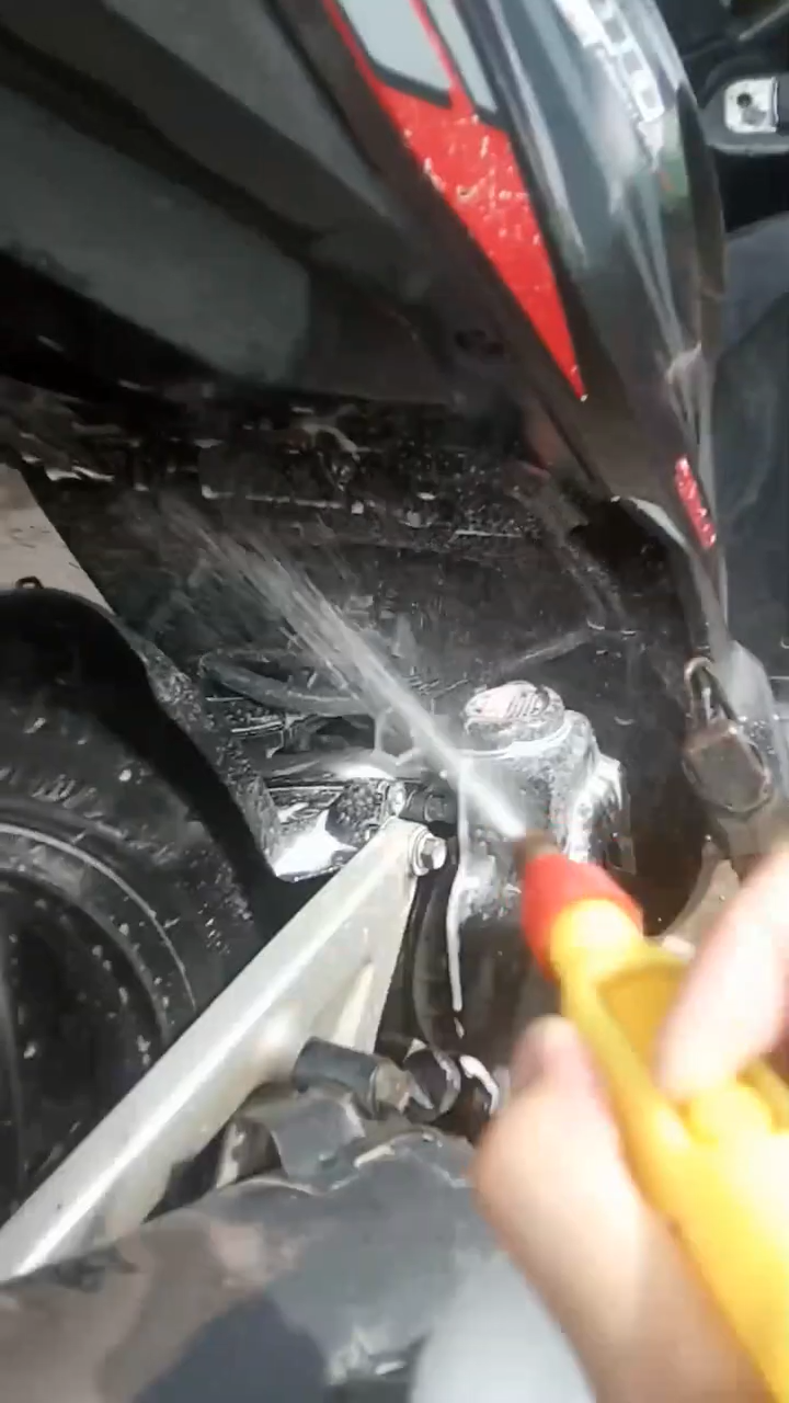 Tanpa digosok sampo, ini cara cuci motor agar hasilnya kinclong maksimal pakai 2 bahan dapur