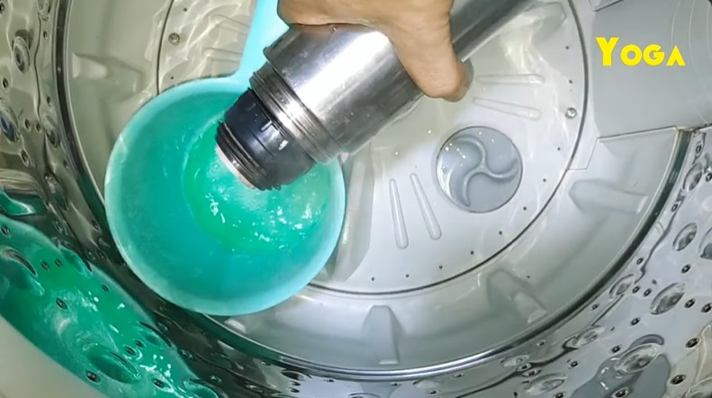 Tanpa dibongkar, trik bapak-bapak bersihkan kerak mesin cuci ini praktis cuma tambah 1 bahan dapur