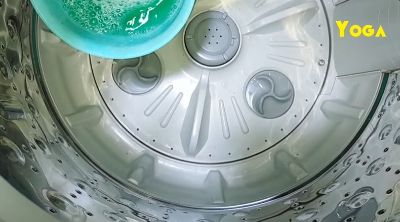 Tanpa dibongkar, trik bapak-bapak bersihkan kerak mesin cuci ini praktis cuma tambah 1 bahan dapur