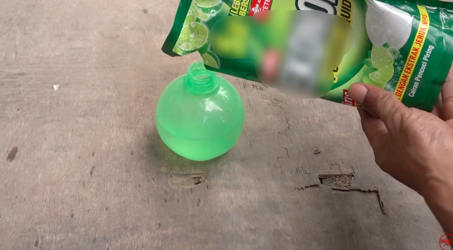 Bersih dalam 5 menit, begini cara bersihkan debu kipas angin tanpa dibongkar cuma pakai 1 bahan dapur