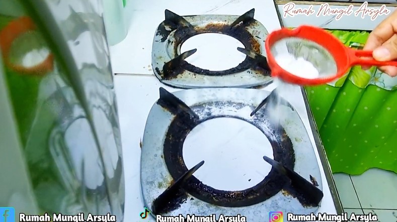 Tak perlu direndam air panas, cara emak-emak bersihkan karat di tungku kompor cuma modal 2 bahan dapur