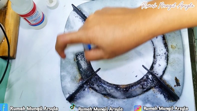 Tak perlu direndam air panas, cara emak-emak bersihkan karat di tungku kompor cuma modal 2 bahan dapur