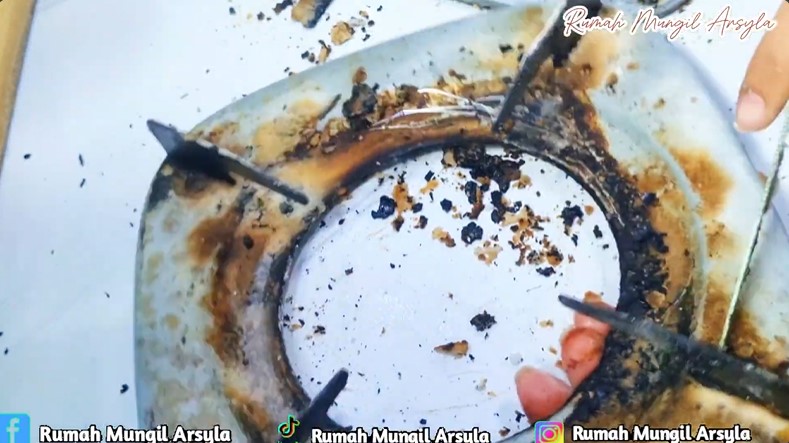 Tak perlu direndam air panas, cara emak-emak bersihkan karat di tungku kompor cuma modal 2 bahan dapur