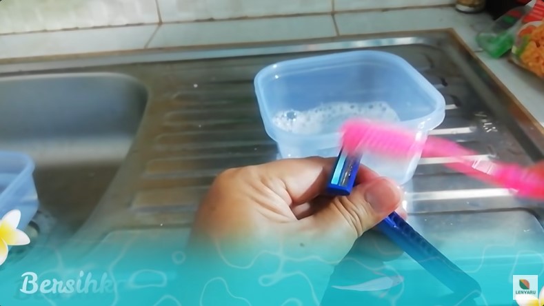 Tak usah beli baru, ini cara membersihkan dan menajamkan pisau cukur andalkan 1 bahan dapur