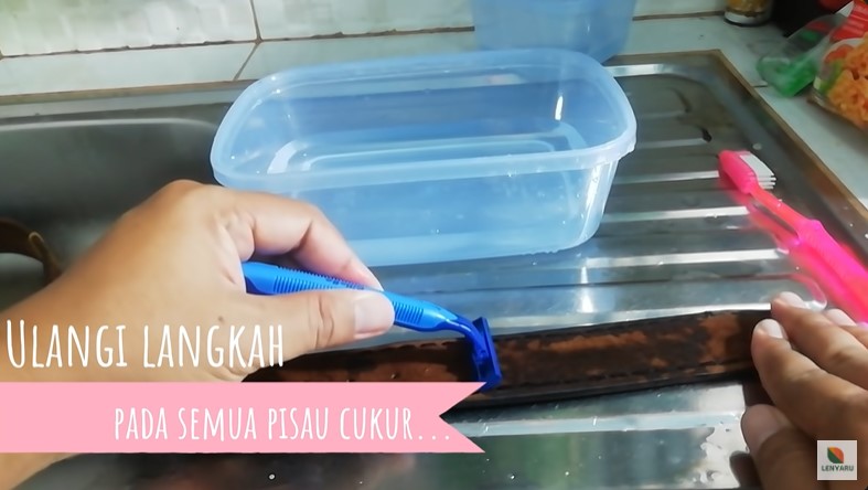 Tak usah beli baru, ini cara membersihkan dan menajamkan pisau cukur andalkan 1 bahan dapur