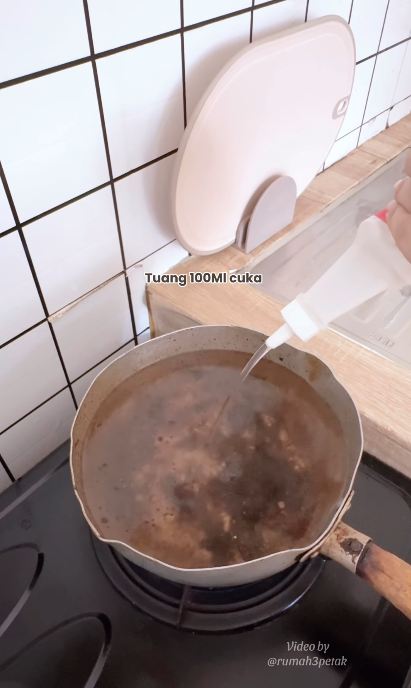 Tanpa direndam semalaman, emak-emak ini bagikan cara basmi kerak gosong di panci pakai 2 bahan dapur
