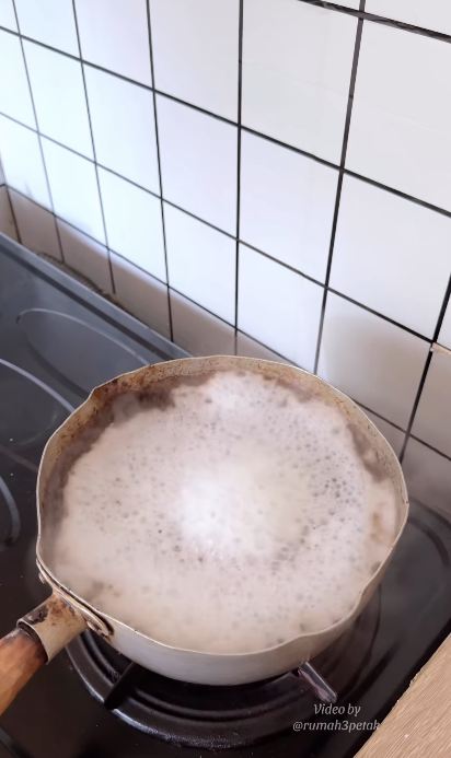 Tanpa direndam semalaman, emak-emak ini bagikan cara basmi kerak gosong di panci pakai 2 bahan dapur