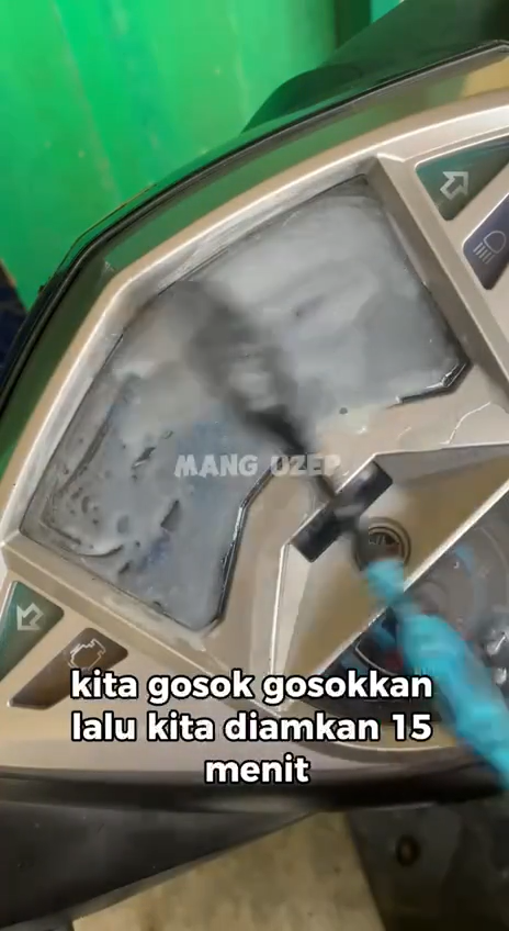 Tanpa digosok oli, ini cara hilangkan noda retak kaca speedometer motor pakai tambahan 1 bahan dapur