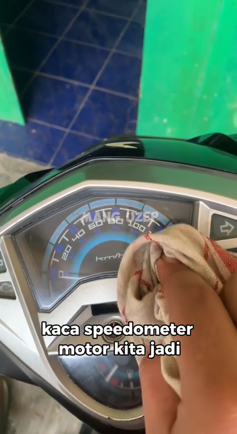 Tanpa digosok oli, ini cara hilangkan noda retak kaca speedometer motor pakai tambahan 1 bahan dapur