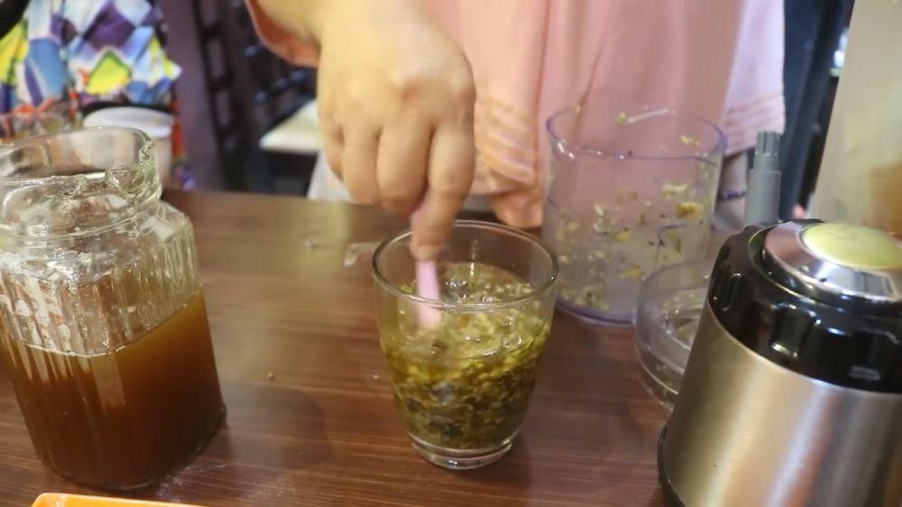 Bukan diberi larutan tepung, ini trik jernihkan minyak goreng kotor pakai 1 sampah dapur