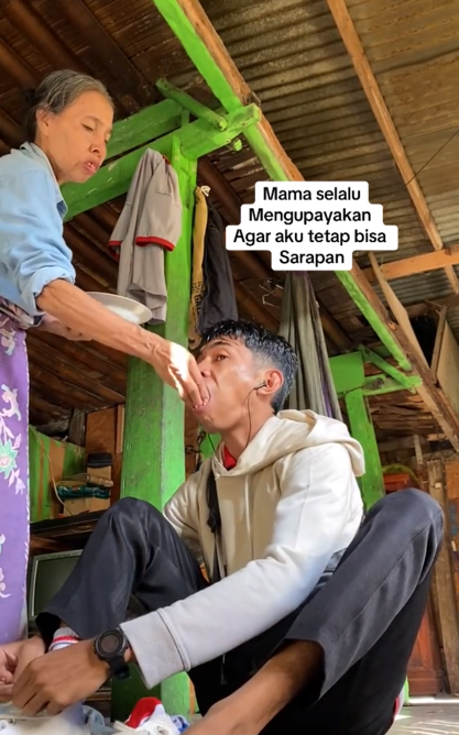 ibu suapi makan anaknya TikTok/@akumisss_ ibu suapi makan anaknya TikTok/@akumisss_