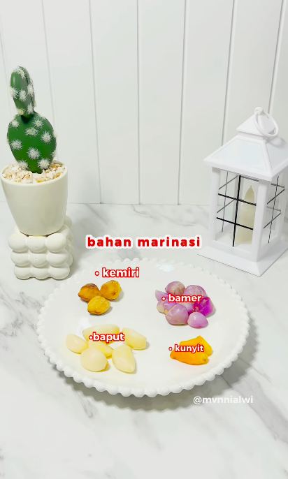 Tanpa diungkep, ibu muda ini punya trik goreng ayam agar hasilnya lembut pakai tambahan 1 bahan dapur