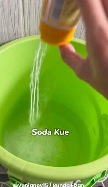 Cukup 15 menit, ini trik bersihkan kerak dan karat di lantai kamar mandi pakai 2 bahan dapur