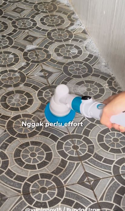 Cukup 15 menit, ini trik bersihkan kerak dan karat di lantai kamar mandi pakai 2 bahan dapur