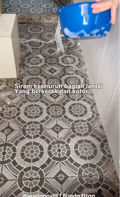 Cukup 15 menit, ini trik bersihkan kerak dan karat di lantai kamar mandi pakai 2 bahan dapur