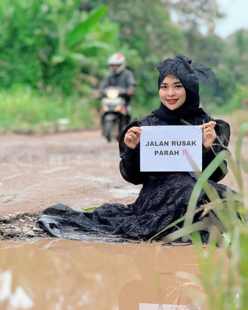 pose cantik mandi lumpur di jalan © Instagram