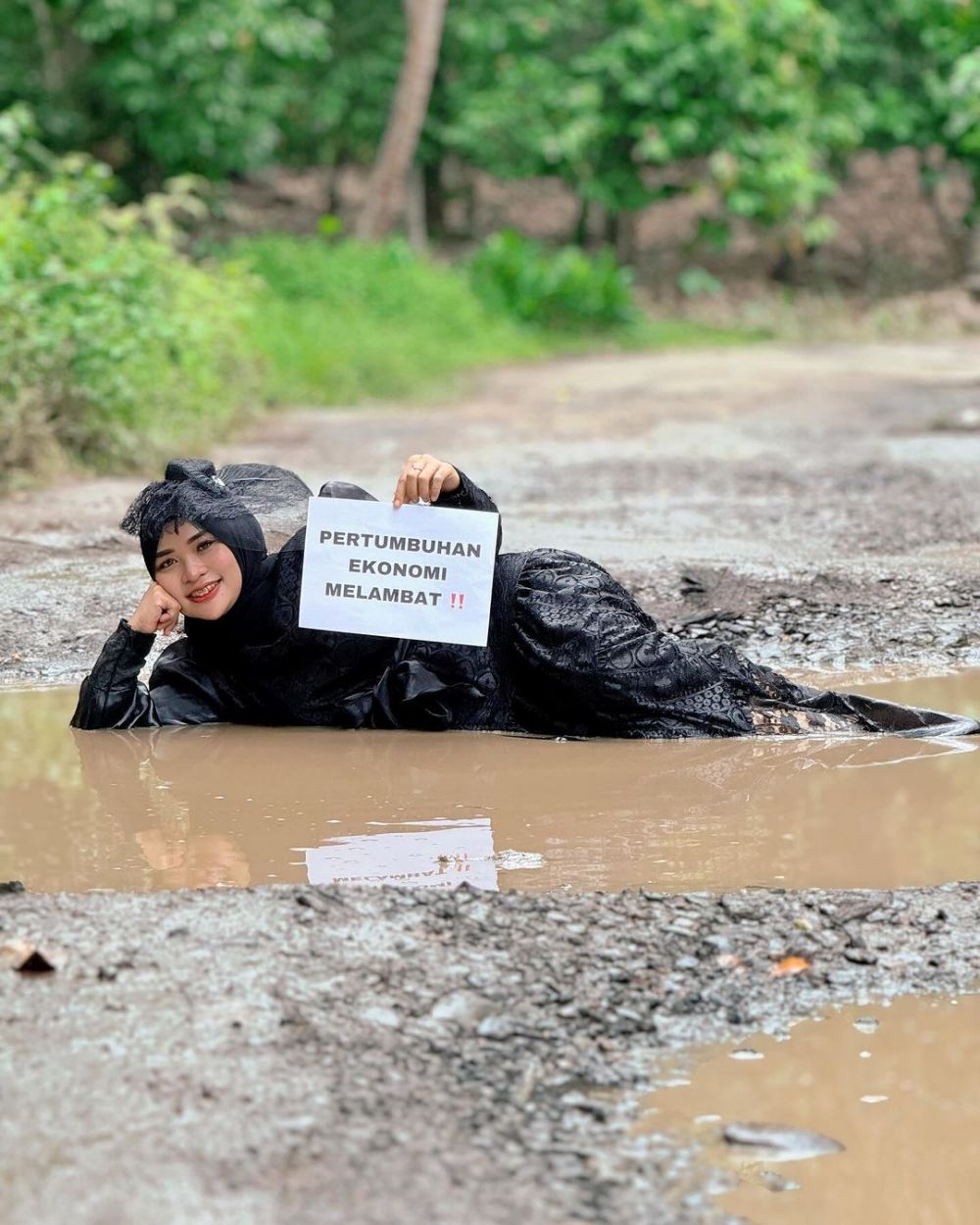 pose cantik mandi lumpur di jalan © Instagram