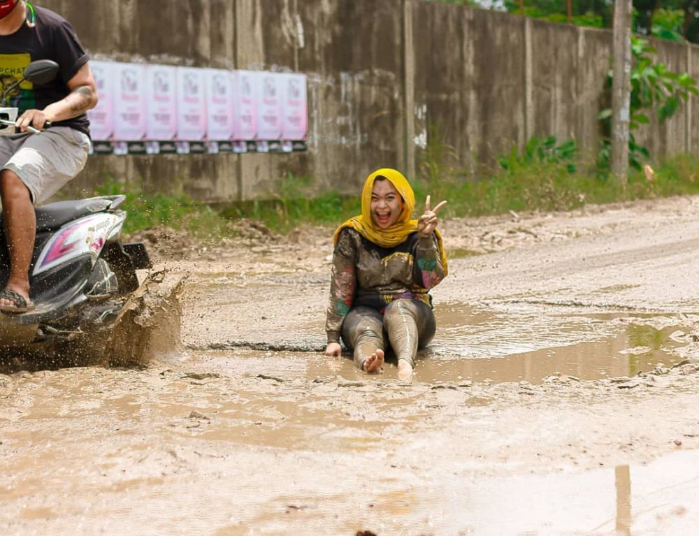 pose cantik mandi lumpur di jalan © Instagram