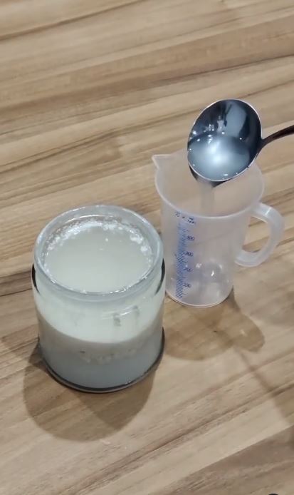 Tanpa proses pemanasan, trik mudah bikin minyak kelapa alami ini lebih hemat gas dan antigagal