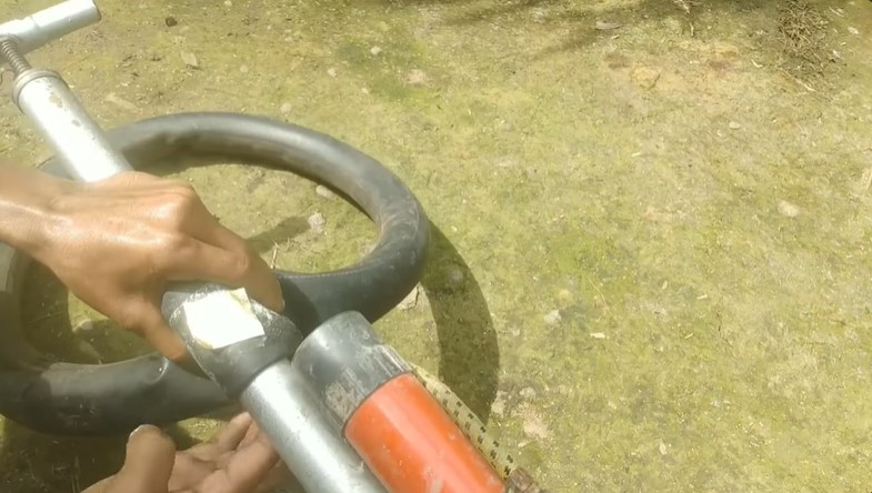 Tanpa dibakar api, trik bapak-bapak menambal ban bocor ini cuma pakai 1 bahan dapur