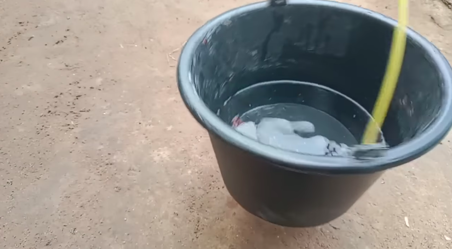 Bukan ditambal micin, ini trik memperbaiki ember pecah agar utuh lagi cuma pakai 1 bubuk minuman