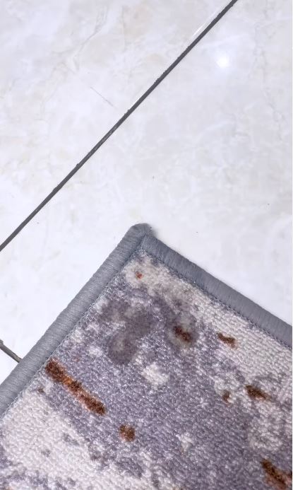 Bukan ditimpa benda berat, ini trik bikin ujung karpet melengkung jadi lurus pakai 1 bahan dapur